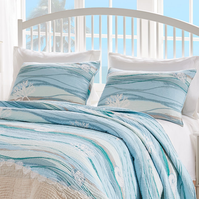 Coastal King-Sized Reversible Cotton Quilt Set in Ocean Blues