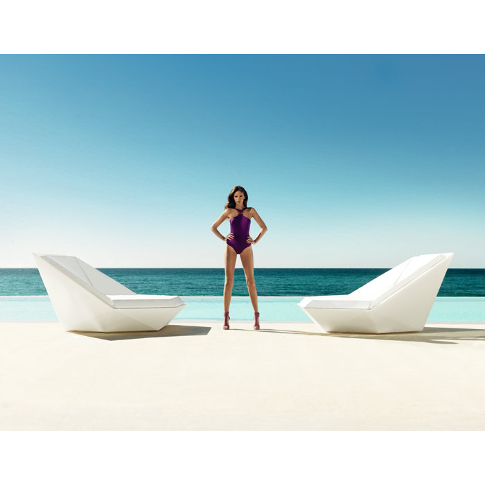 Luxurious Steel Resin Daybed with Foam Cushions for 2