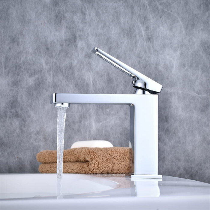 Chrome Single Handle Brass Bathroom Faucet with Pop-up Drain