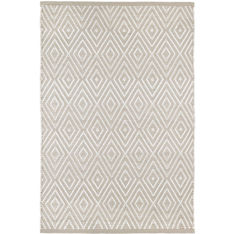 Platinum and White Diamond Pattern 4' x 6' Reversible Rug