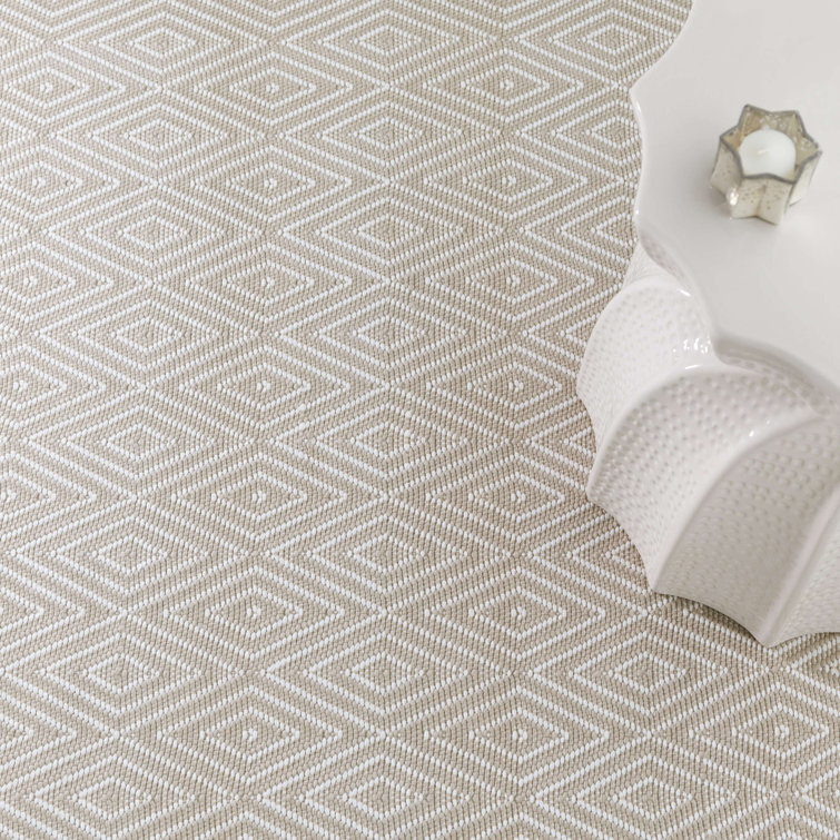 Platinum and White Diamond Pattern 4' x 6' Reversible Rug