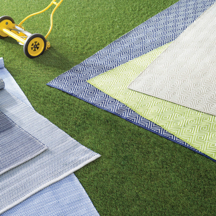 Platinum and White Diamond Pattern 4' x 6' Reversible Rug