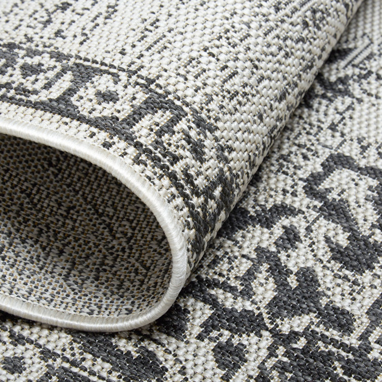 Nicole Miller Grey and Black Medallion Indoor/Outdoor Rug