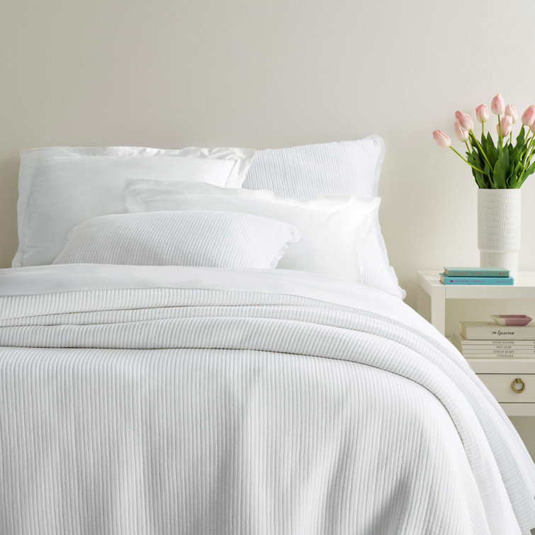 Elegant King-Sized White Cotton Reversible Bedspread