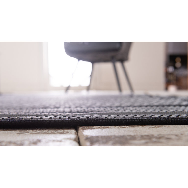 Gray Synthetic 6' Round Outdoor Easy-Care Rug