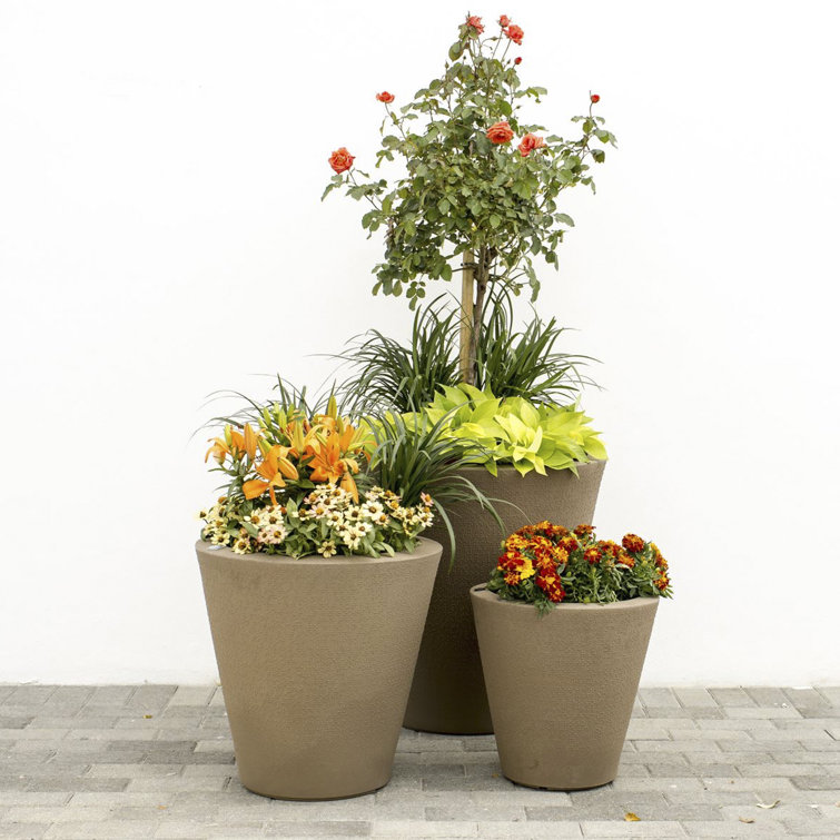 Mocha Round Heavy-Duty Plastic Indoor/Outdoor Planter Pot