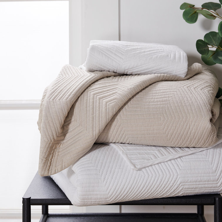White Full Microfiber Reversible Quilt Set