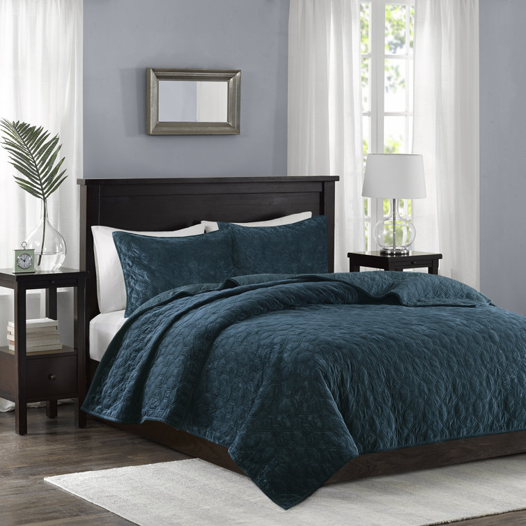 Ivory King Reversible Velvet Quilt Set with Shams