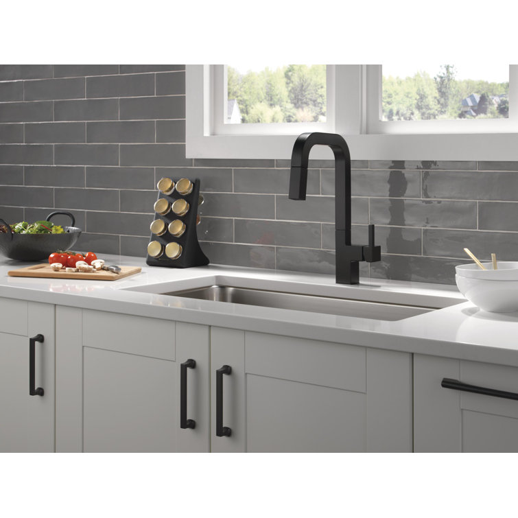 Matte Black Pull-Down Sprayer Single Handle Kitchen Faucet