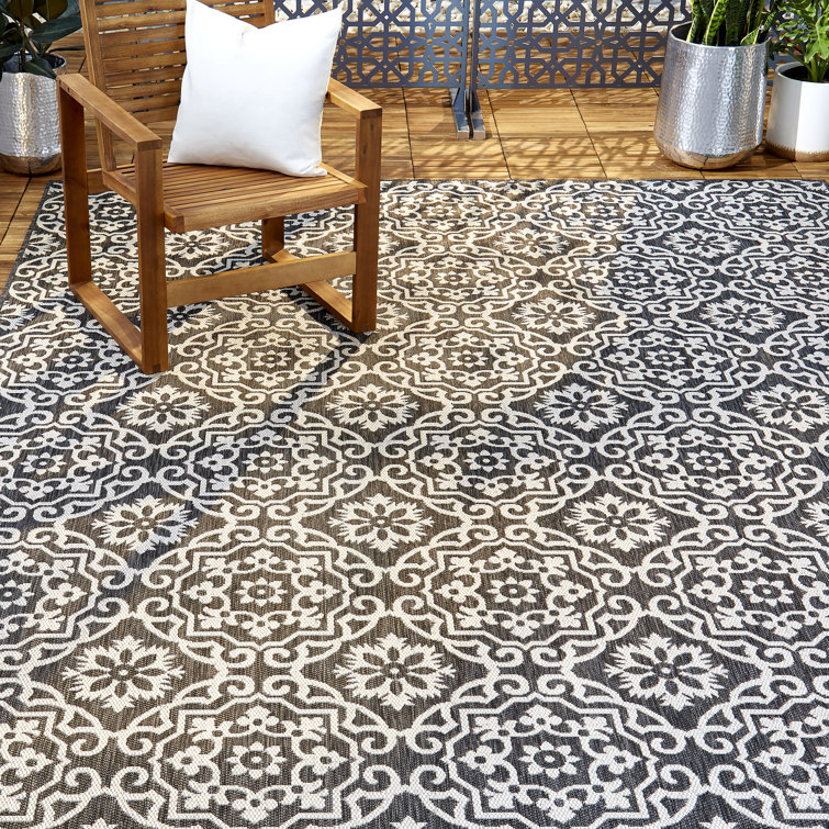 Danica 5'2" x 7'2" Black/Gray Synthetic Medallion Area Rug