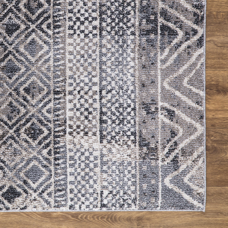 Gray Geometric Patterned Polypropylene Area Rug 7' x 9'