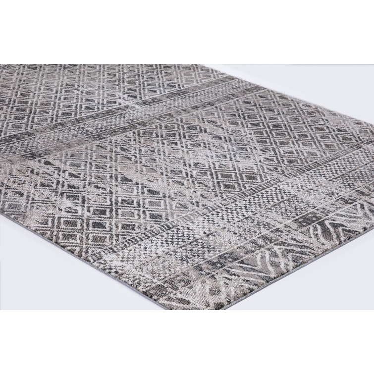 Gray Geometric Patterned Polypropylene Area Rug 7' x 9'