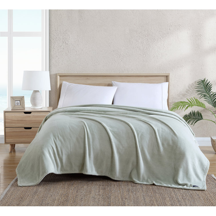 Island-Inspired White Ultra Soft Plush King Blanket