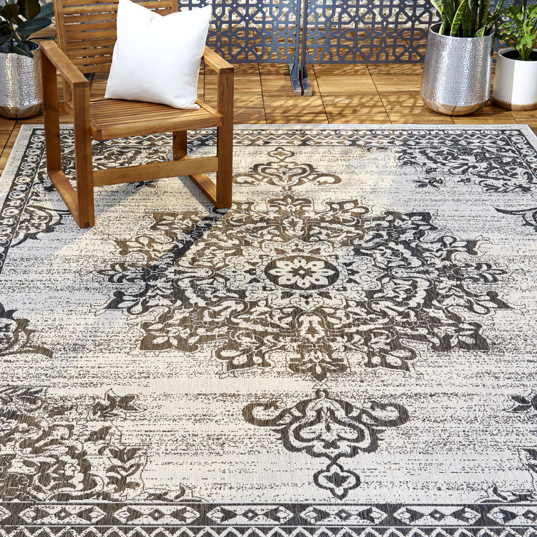Nicole Miller Grey and Black Medallion Indoor/Outdoor Rug