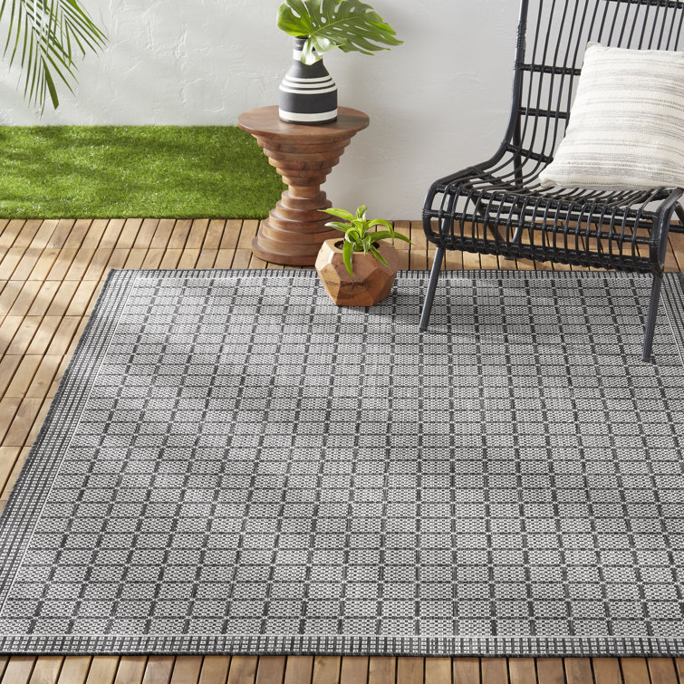 Nicole Miller Black and Gray Geometric Indoor/Outdoor Rug