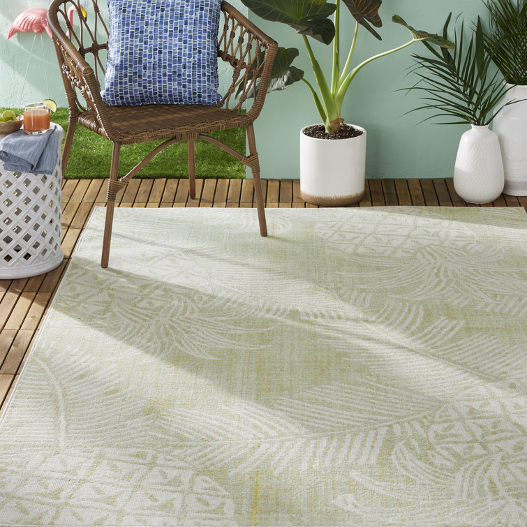Green and Ivory 5' x 7' Synthetic Rectangular Indoor/Outdoor Area Rug