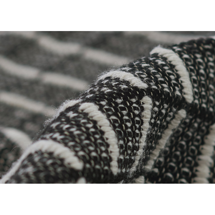 Handmade Black and White Geometric Synthetic 2' x 3' Rug