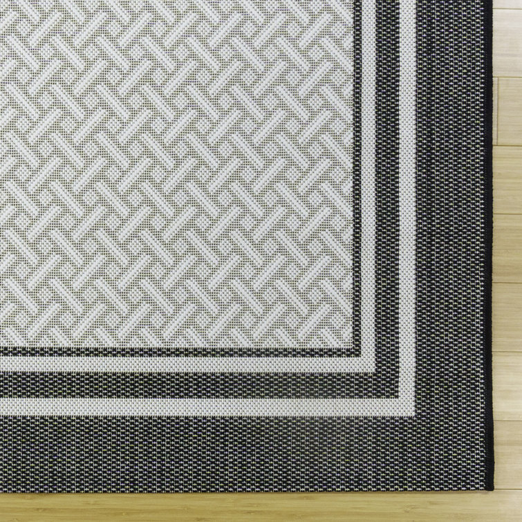 Coastal Charm White/Black Synthetic 6' x 9' Easy-Care Area Rug