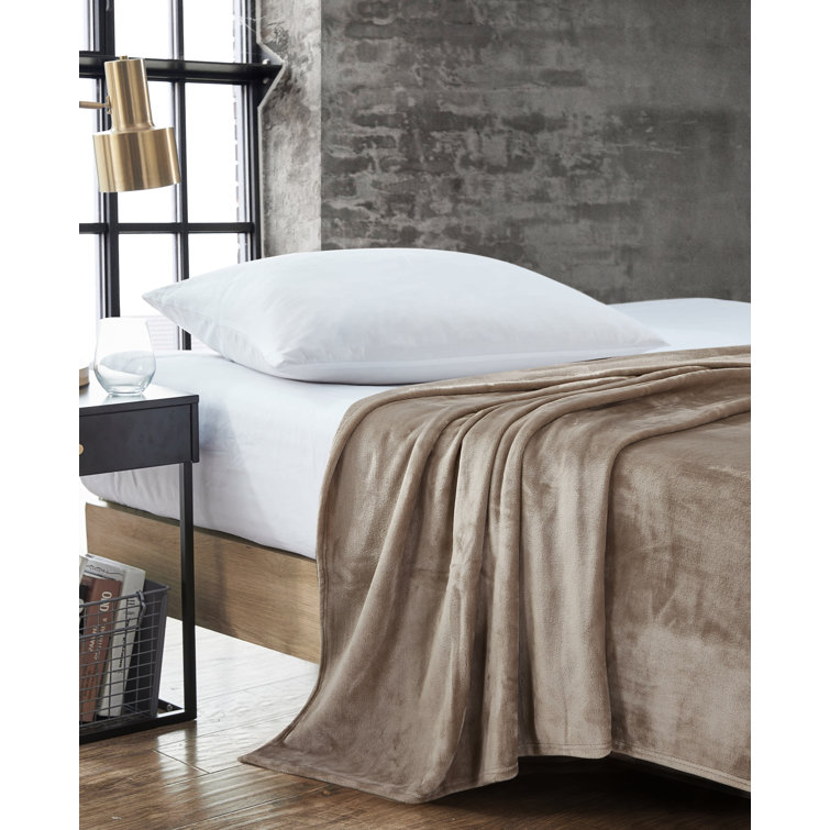 Cozy King-Sized Beige Fleece Blanket for Year-Round Comfort