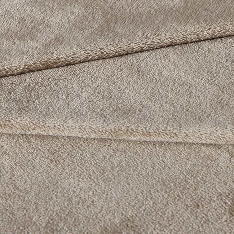 Cozy King-Sized Beige Fleece Blanket for Year-Round Comfort