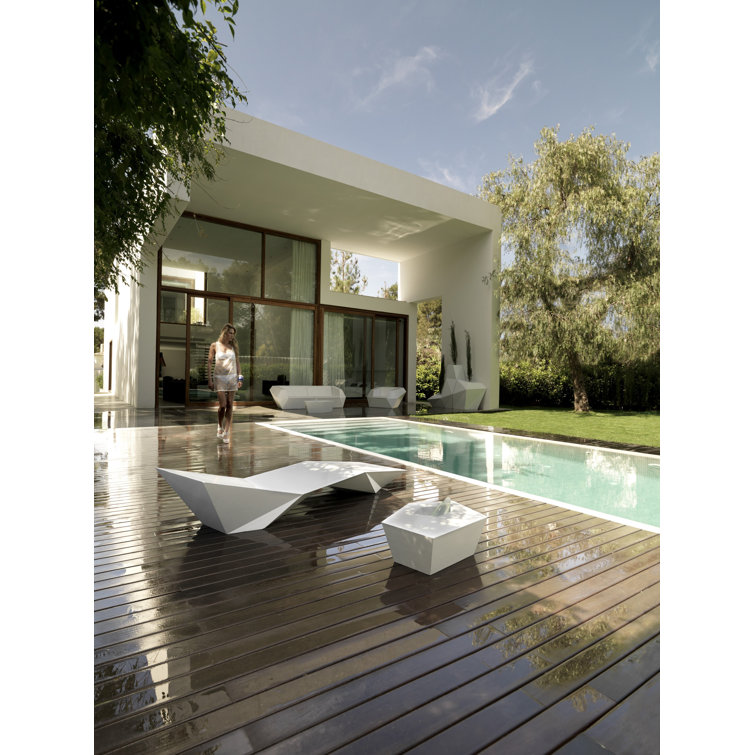 Ramon Esteve White Matte Polyethylene Chaise Lounger with Cushions