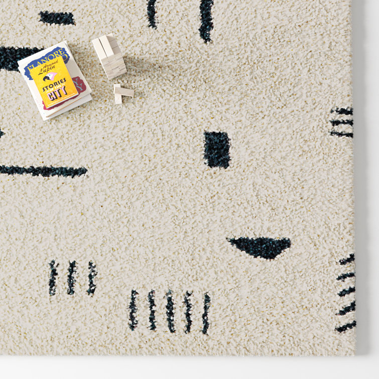 Navy Whisper 5' x 7' White & Navy Geometric Shag Rug