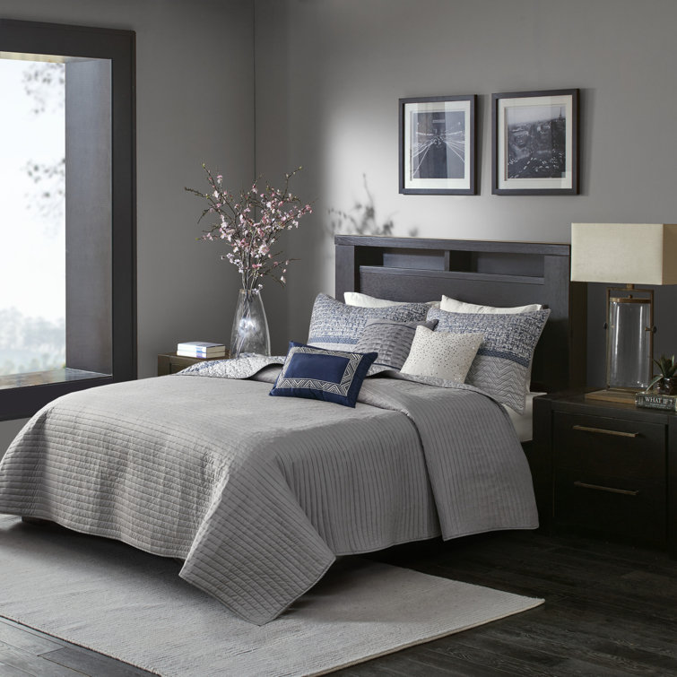 Navy Reversible Jacquard Full Quilt Set with Throw Pillows