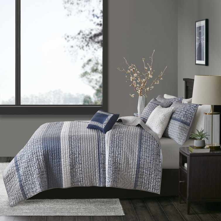 Navy Reversible Jacquard Full Quilt Set with Throw Pillows