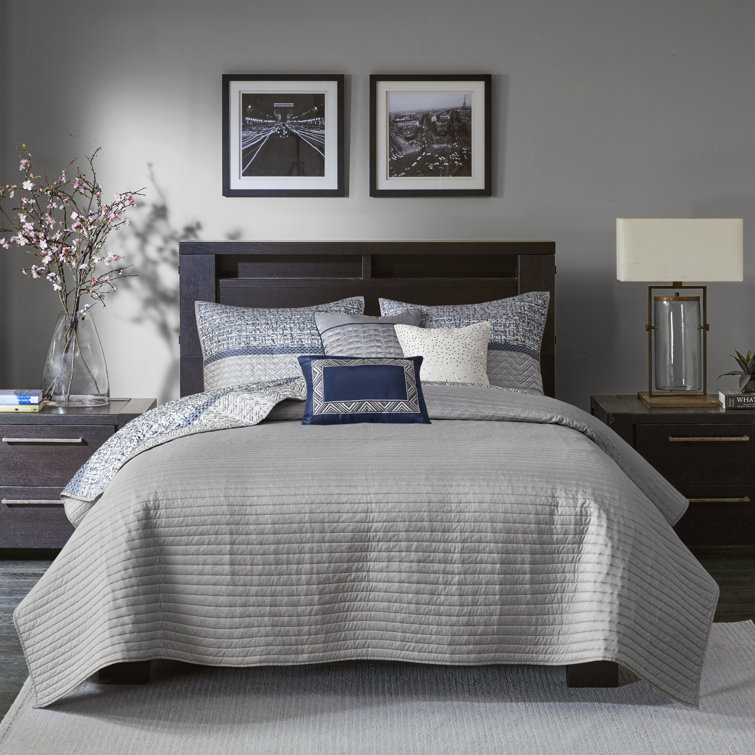Navy Reversible Jacquard Full Quilt Set with Throw Pillows