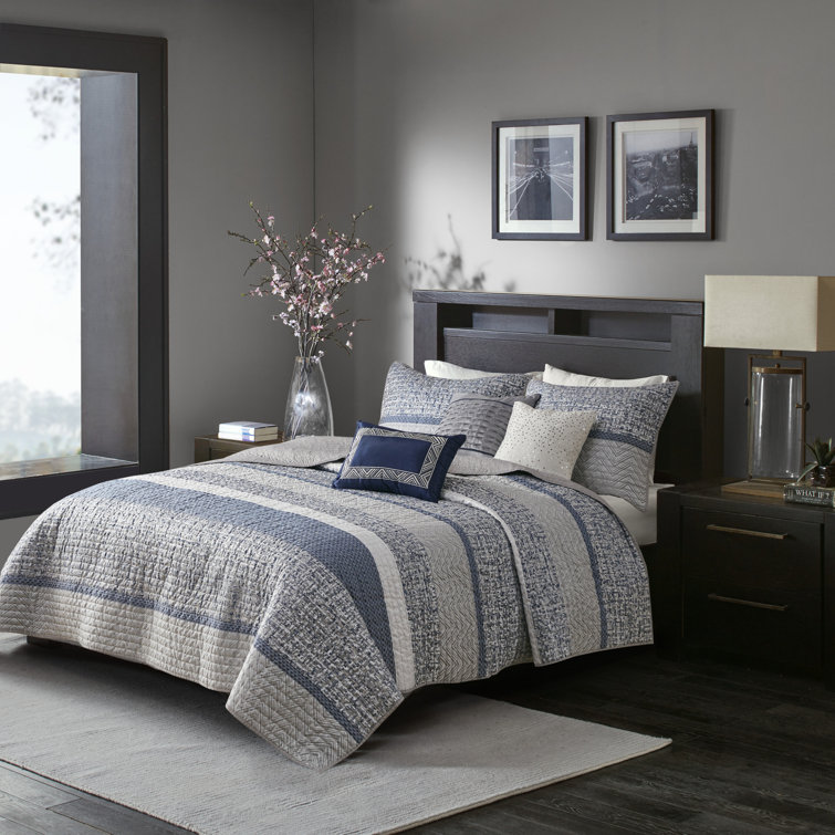 Navy Reversible Jacquard Full Quilt Set with Throw Pillows