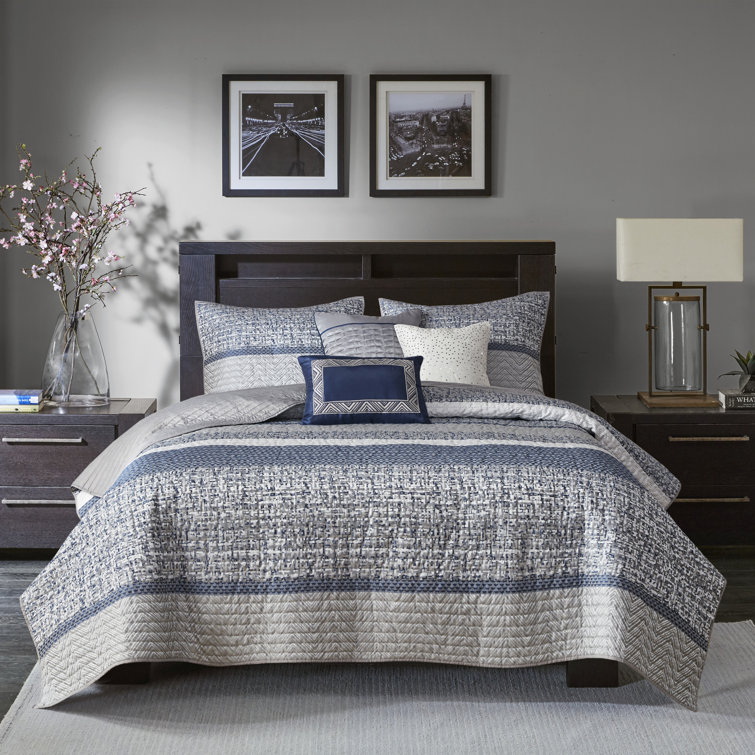 Navy Reversible Jacquard Full Quilt Set with Throw Pillows