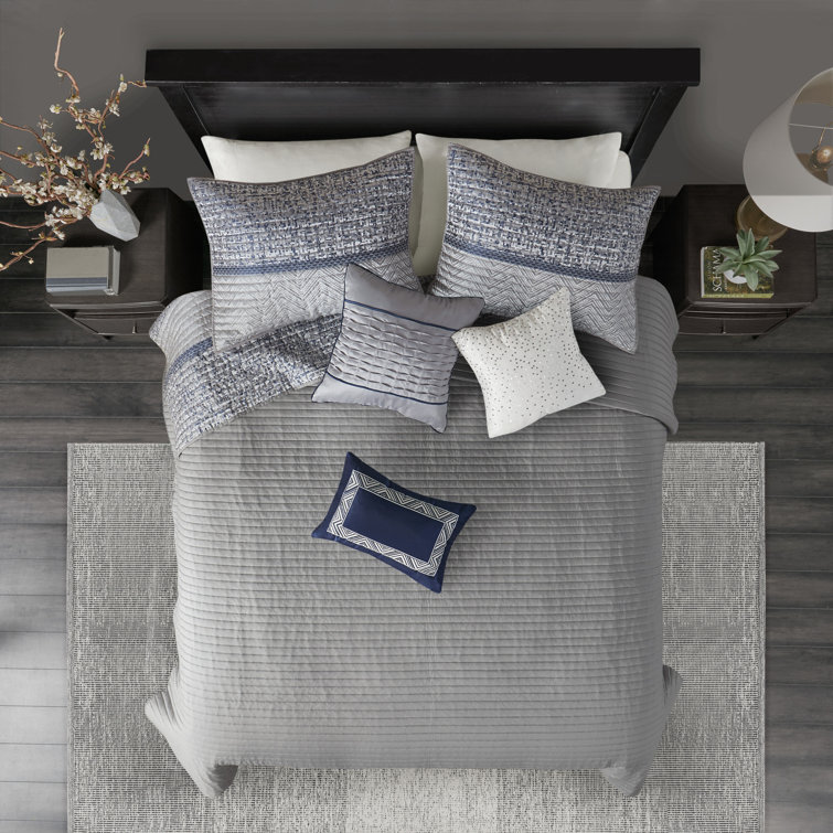 Navy Reversible Jacquard Full Quilt Set with Throw Pillows
