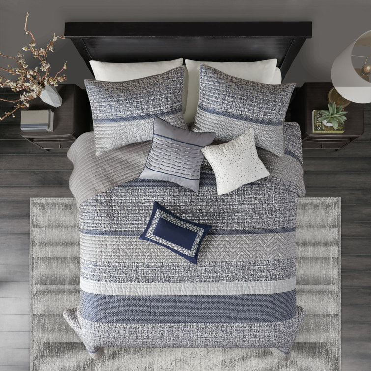 Navy Reversible Jacquard Full Quilt Set with Throw Pillows