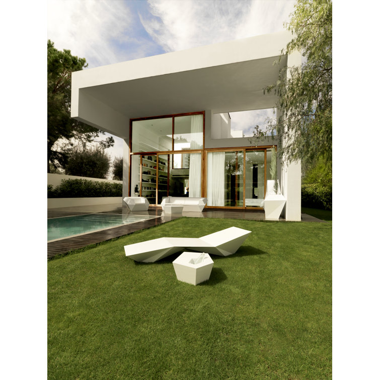 Ramon Esteve White Matte Polyethylene Chaise Lounger with Cushions