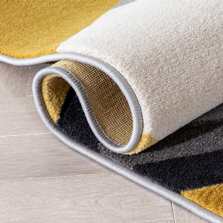 Nora Gold 5' x 7' Geometric Synthetic Reversible Rug