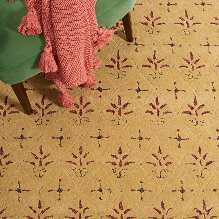 Handmade Red and Beige Floral Wool Accent Rug 2' x 3'