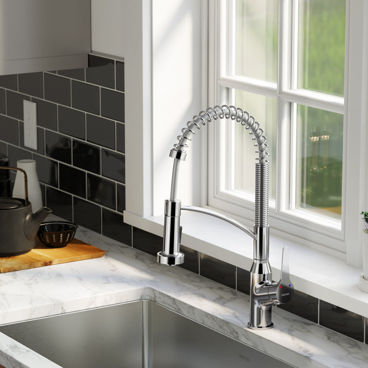 Chrome Single-Handle Pull-Down Sprayer Kitchen Faucet