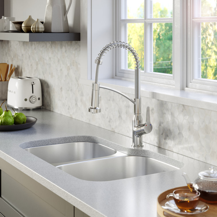 Chrome Single-Handle Pull-Down Sprayer Kitchen Faucet