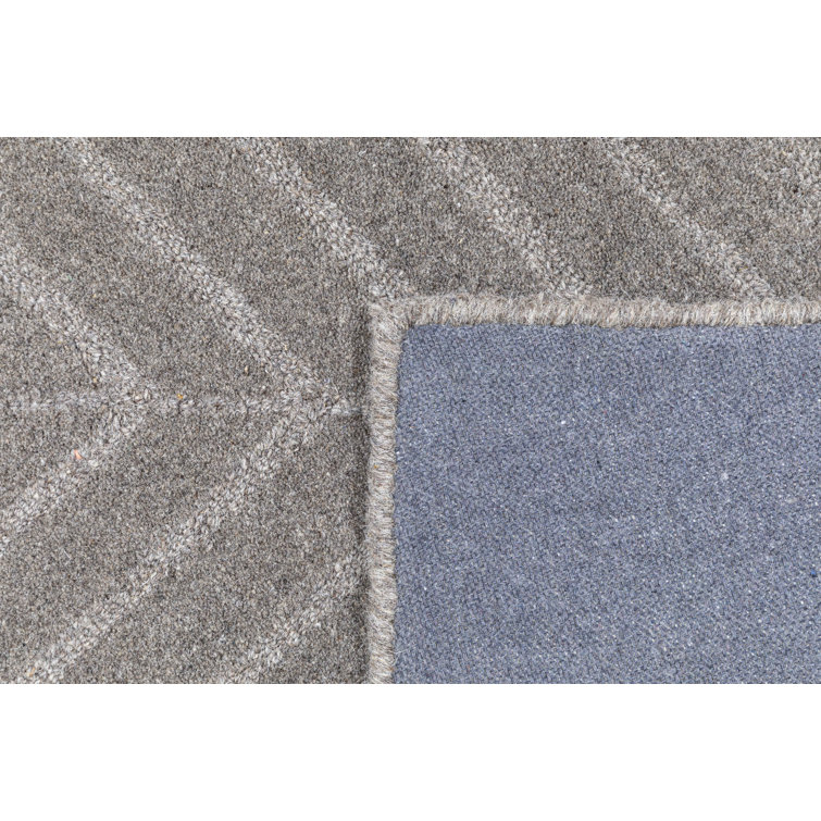 Subtle Herringbone Tufted Wool 5' x 8' Area Rug in Gray