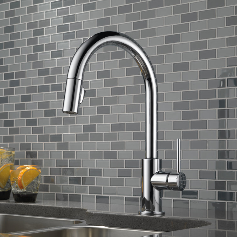 Elegant Arctic Stainless Pull-Down Kitchen Faucet with Magnetic Docking