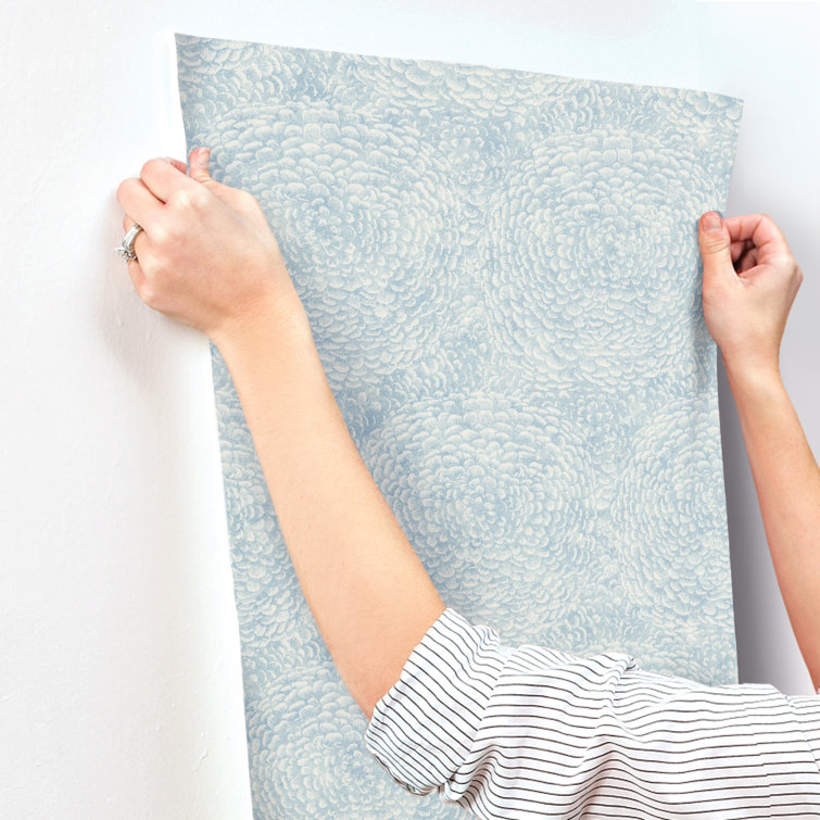 Blue Floral Nonwoven Wallpaper with Soft Petals Design