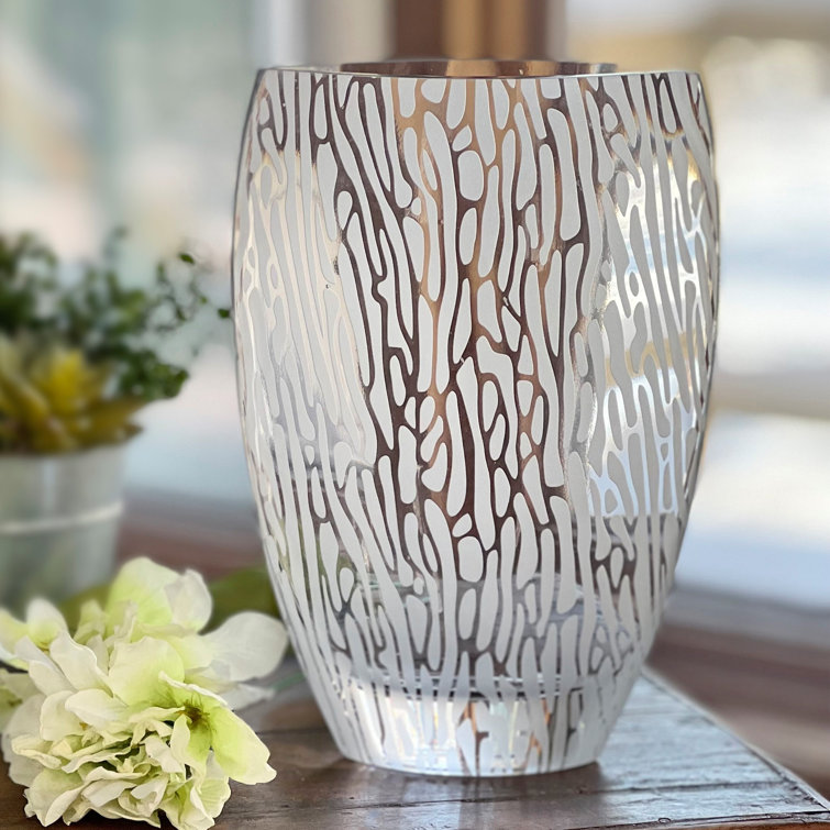 Elegant Clear Crystal Table Vase with Intricate Design