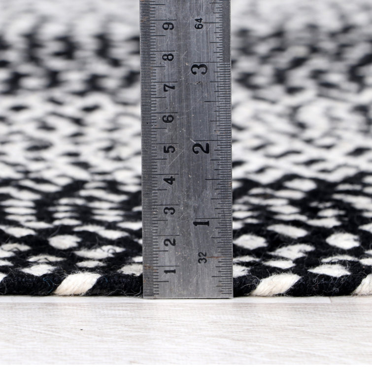 Black and White Round Geometric Braided Rug, 4' Synthetic