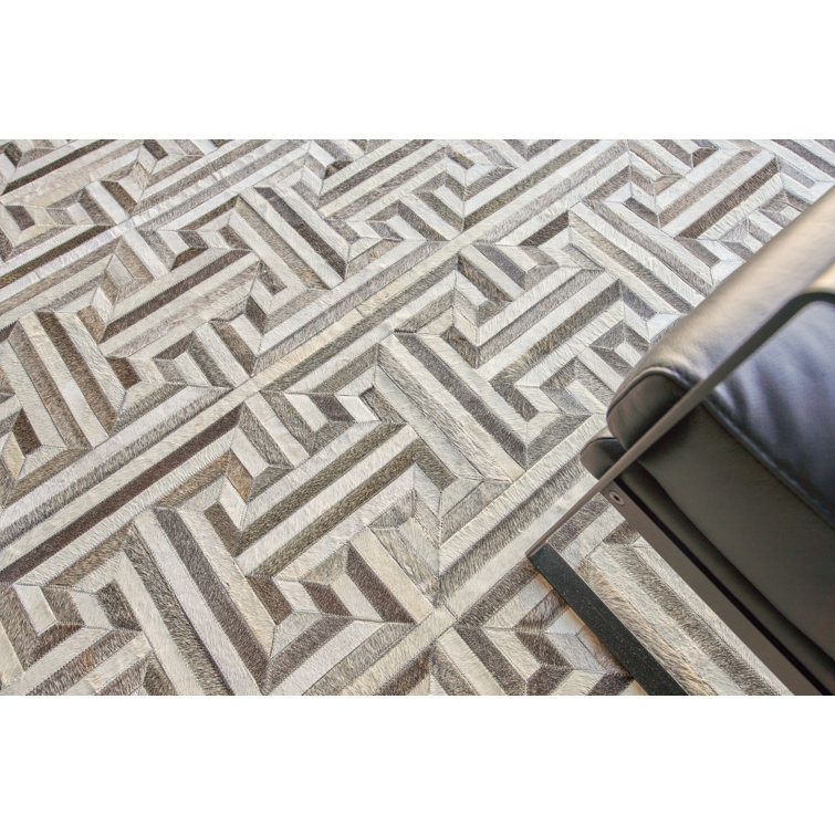 Handmade Gray Geometric Cowhide 5' x 8' Area Rug