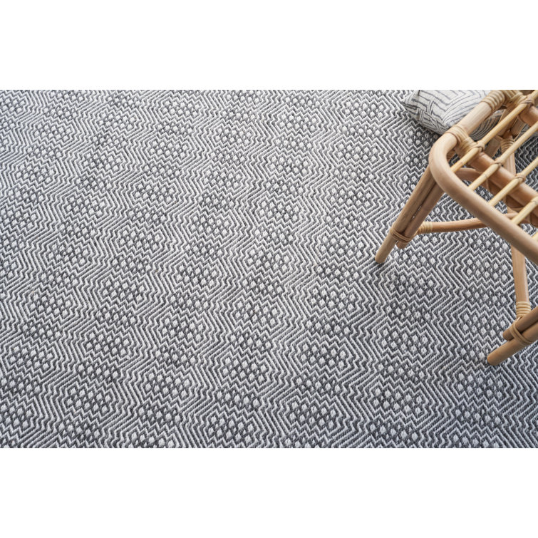 Ivory and Black Diamond Pattern Synthetic Flatweave Rug 3' x 5'