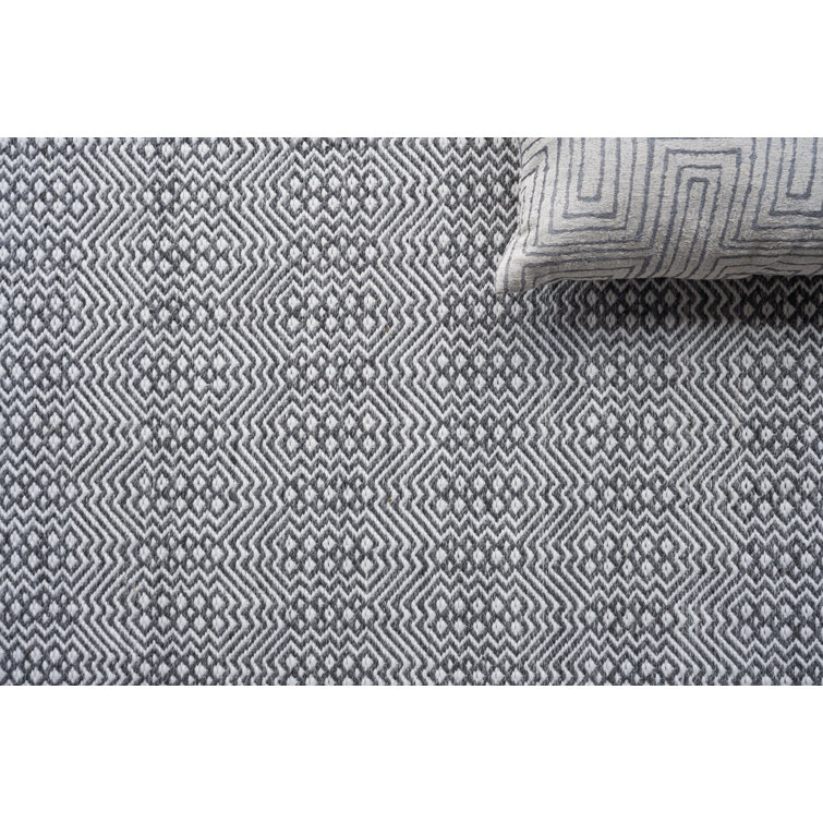 Ivory and Black Diamond Pattern Synthetic Flatweave Rug 3' x 5'