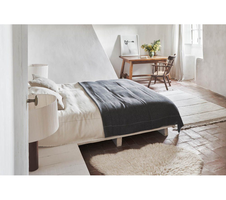 Handmade Off-White Wool Tufted Area Rug with Fringe