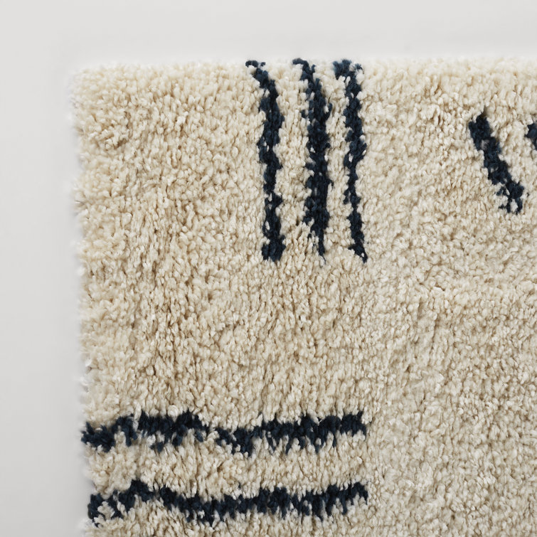 Navy Whisper 5' x 7' White & Navy Geometric Shag Rug