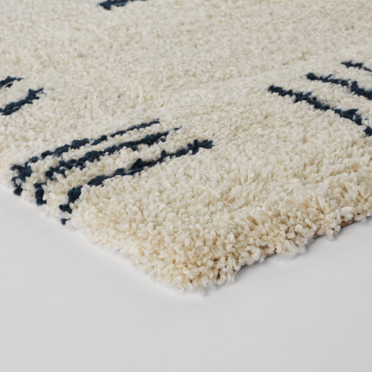 Navy Whisper 5' x 7' White & Navy Geometric Shag Rug