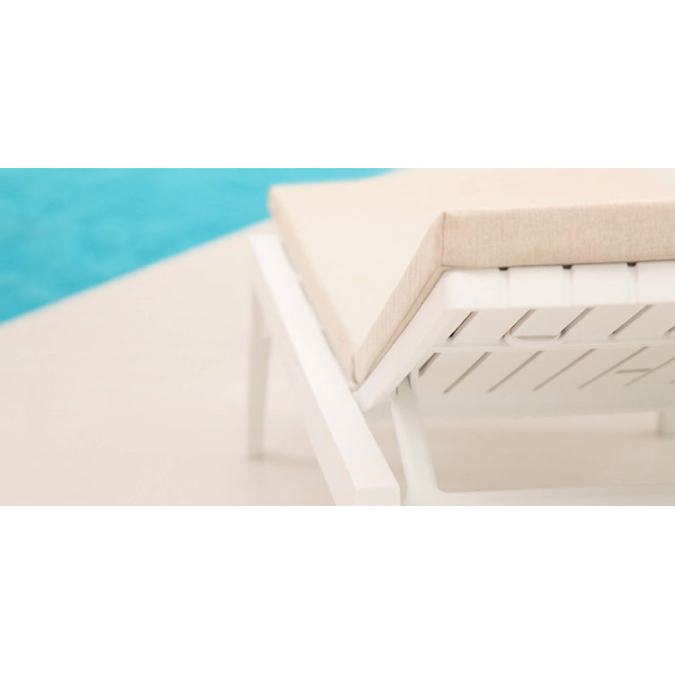 White Polypropylene Beach Chaise Lounger with Arms